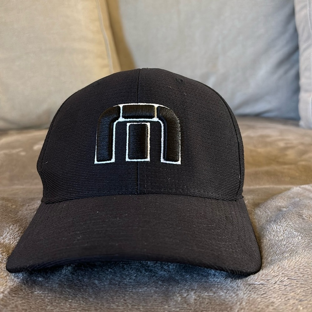 Travis Mathew extra small black hat